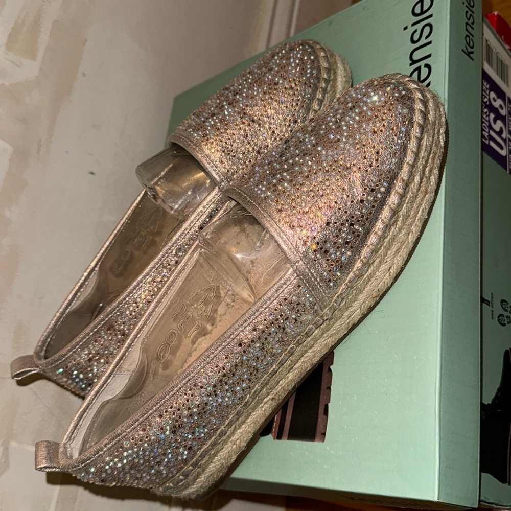 BRAND NEW SUMMER FLATS SIZE 8 1/2 PLS BUYYY